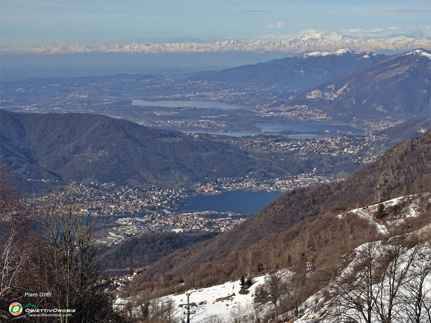 13 Dal Pertus i laghi di Annone e Pusiano e il Monte Rosa.JPG